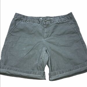 Gap size 8 boyfriend roll up olive green shorts
